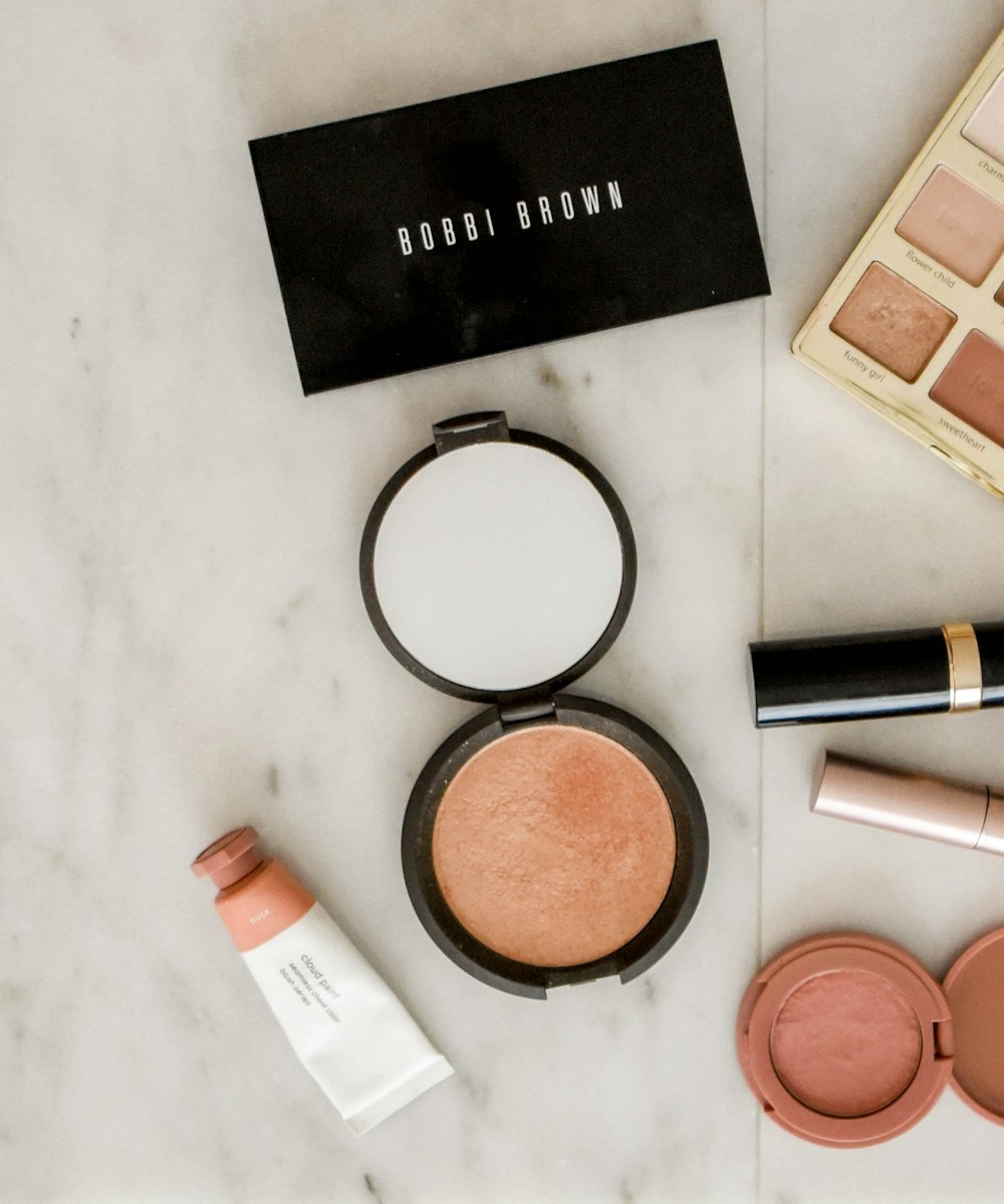 Artistă make-up aplicând machiaj profesional cu pensula